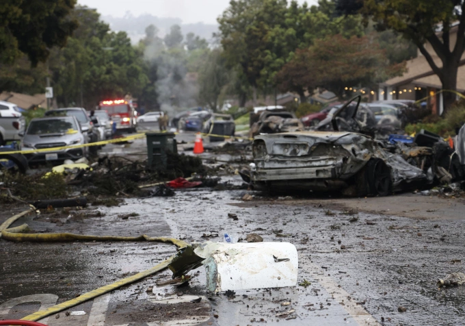 ✈️ Small Plane Crashes into San Diego Neighborhood, Killing at Least One and Setting Homes Ablaze