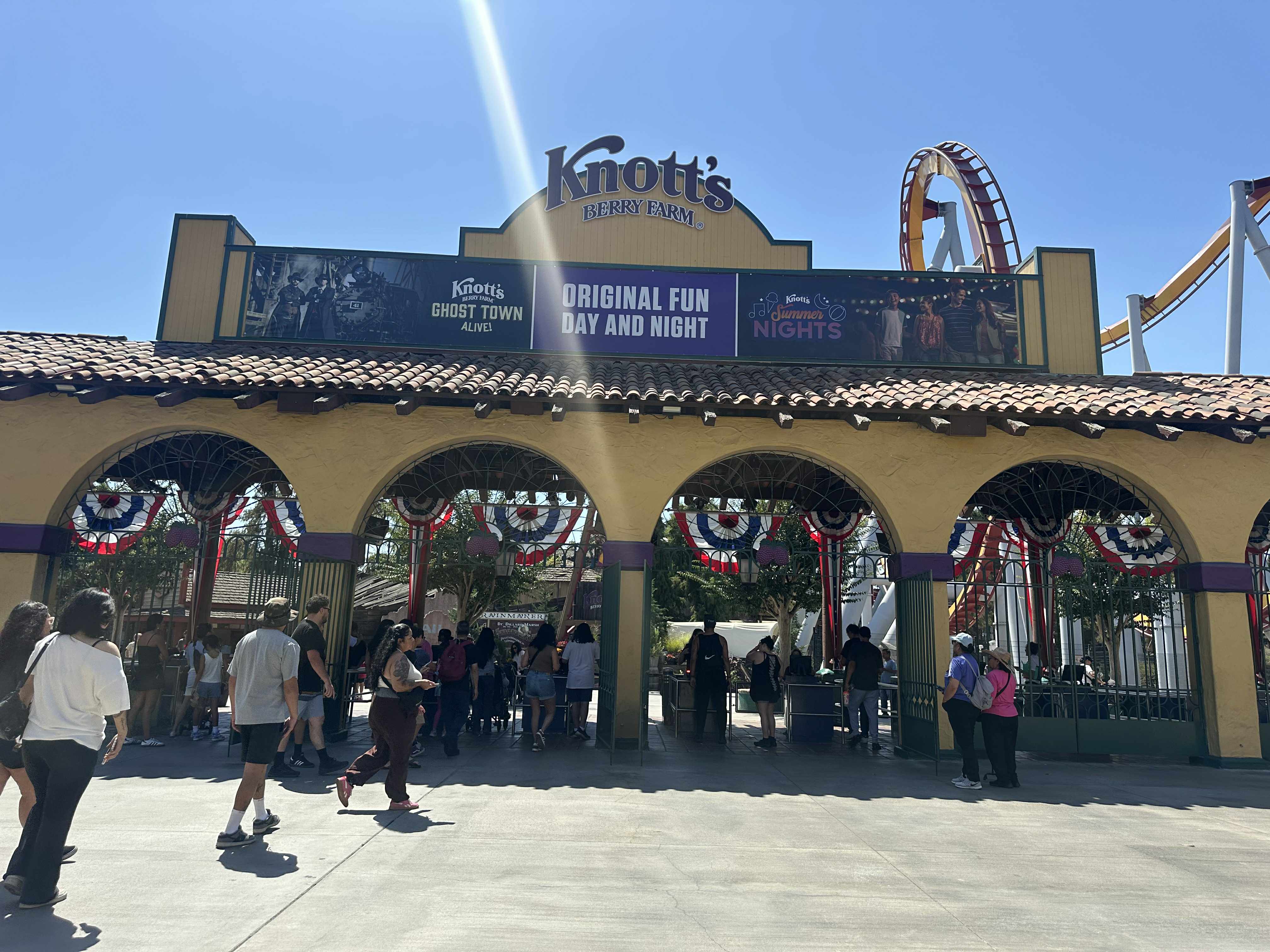Knott’s Berry Farm Shuttle from Anaheim | Private Transportation Service